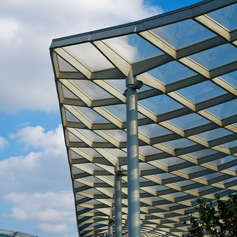 Architectural-Metal-Shade-Canopy-with-Glass-Panels هيكل مظلة معدنية معاصرة مصنوعة من الفولاذ والزجاج لتوفير الظل والحماية من العوامل الجوية – تمثل قدرة مؤسسة ASC على تصميم وتنفيذ أنظمة تظليل معدنية مخصصة