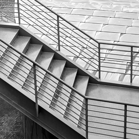 Fabricated-Steel-Staircase-with-Safety سلم معدني حديث بدرجات فولاذية غير قابلة للانزلاق وحواجز أمان – يعرض خدمات ASC في تصنيع سلالم سكنية وتجارية مخصصة