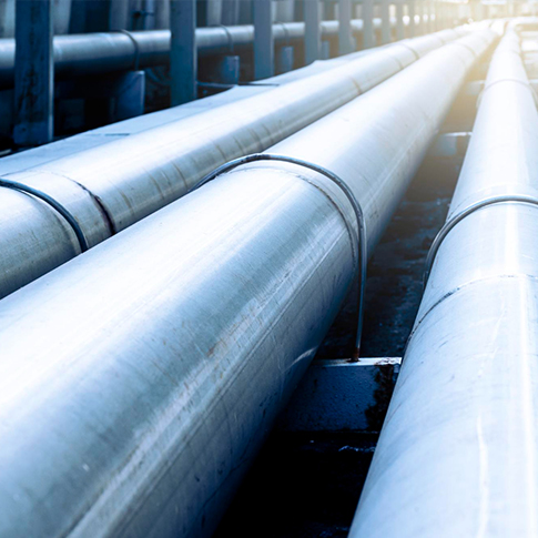 Industrial-Pipe-Rack-System-for-Process-Infrastructure أنابيب فولاذية صناعية طويلة مثبتة على حوامل دعم – تمثل خبرة مؤسسة ASC في تصنيع وتجميع أنظمة حوامل الأنابيب