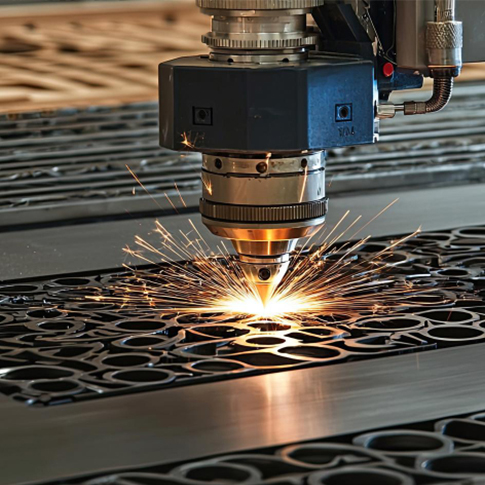 Precision-Laser-Cutting-Machine رأس ماكينة قص ليزر يقوم بتشكيل صفائح معدنية بدقة عالية – يعبّر عن خدمات التصنيع الدقيقة لدى مؤسسة ASC